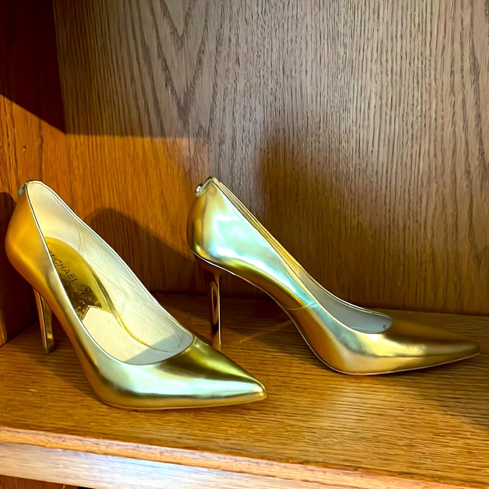 Beautiful gold Michael Kors pump. Classic shoe for a fancy evening.